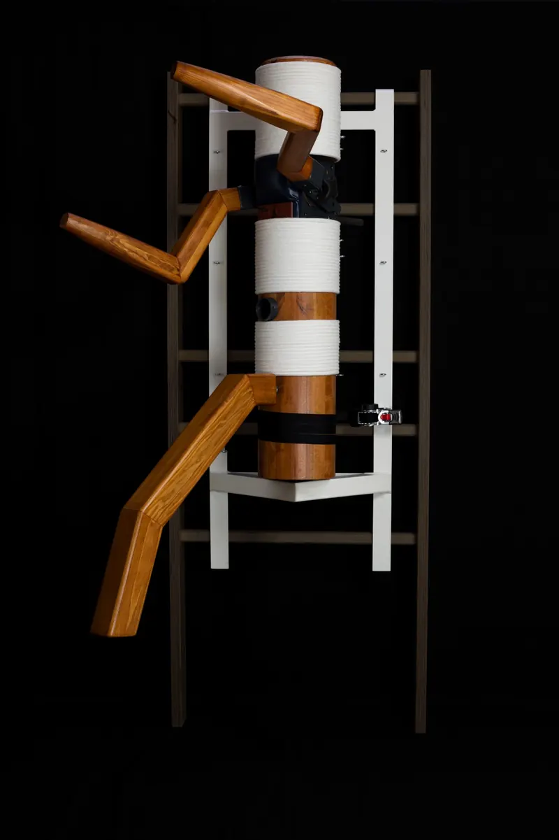 Wooden Buddy Whity an der Sprossenwand